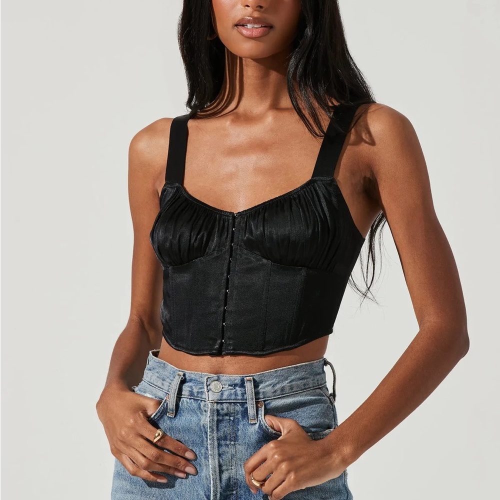 ASTR THE LABEL LARINNA TOP BLACK